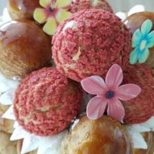 Saint-Honoré en forme de Cœur composée d'une pâte feuilletée, de choux et craquelin, crème mousseline vanille et de chantilly.