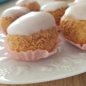 Petits choux vanille crème mousseline avec son craquelin et fondant vanille.