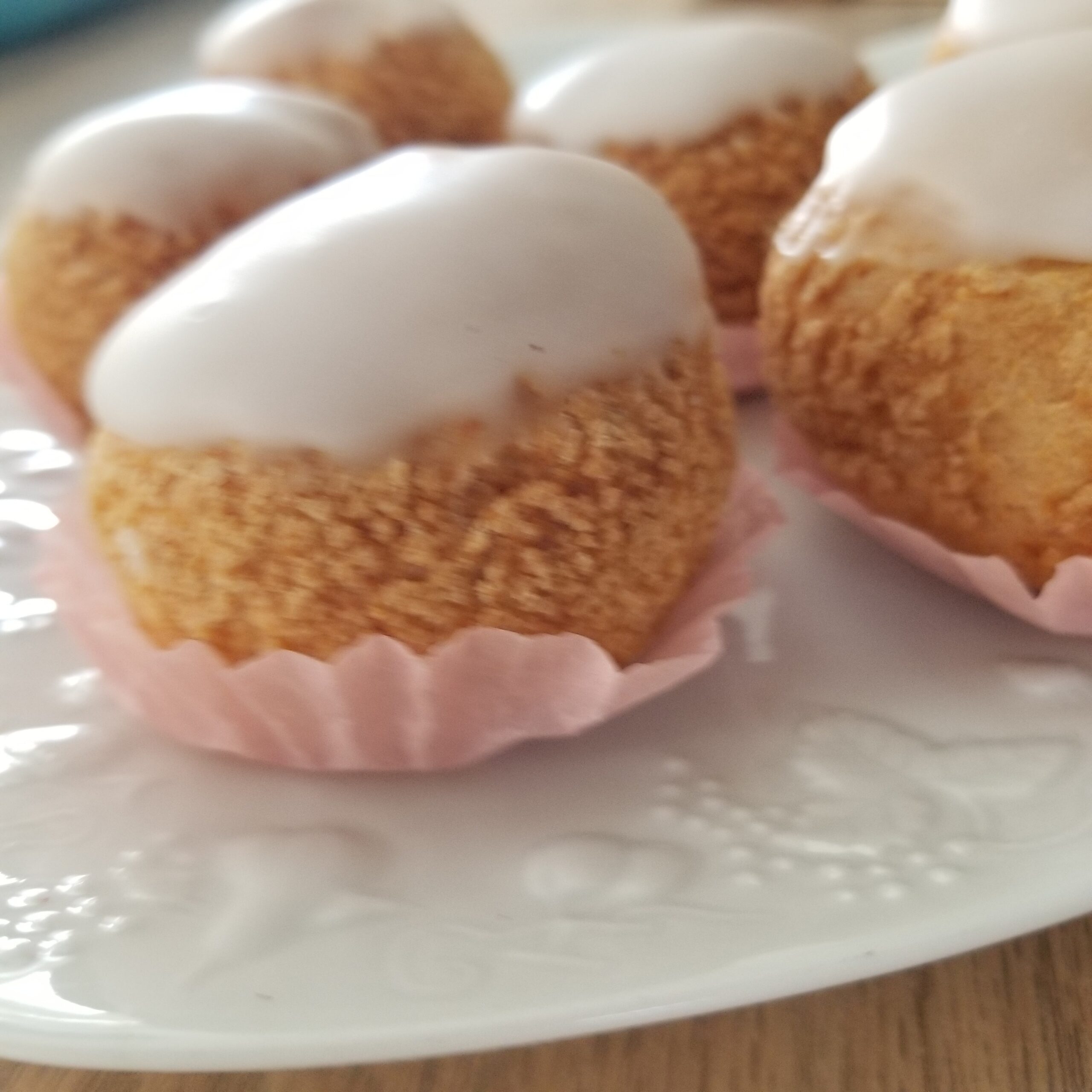 Petits choux vanille crème mousseline avec son craquelin et fondant vanille.