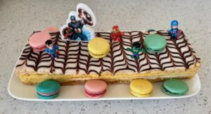 Mille-feuilles élaboré pour un anniversaire décoré de macarons vanille, citrons, fruits rouges et pistache.