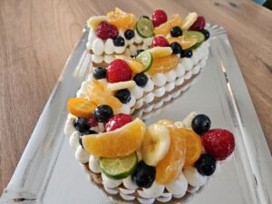 Gâteau en forme de chiffre, composée d'une pâte sablée, d'une crème vanille mascarpone et de fruits frais au choix.