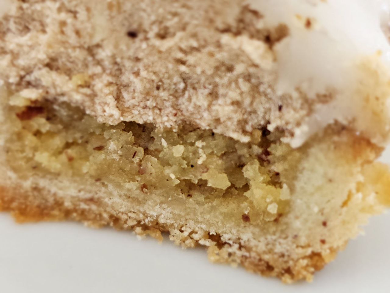 Barquette aux marrons composée d'une pâte sablée, surmontée d'une frangipane, d'une crème aux amandes et d'un glaçage royal