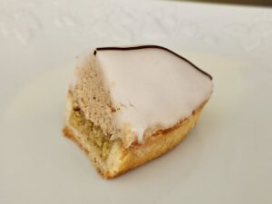 Barquette aux marrons composée d'une pâte sablée aux amandes, d'une mousse au marron et d'un glaçage à la vanille surmonté un trait de chocolat.