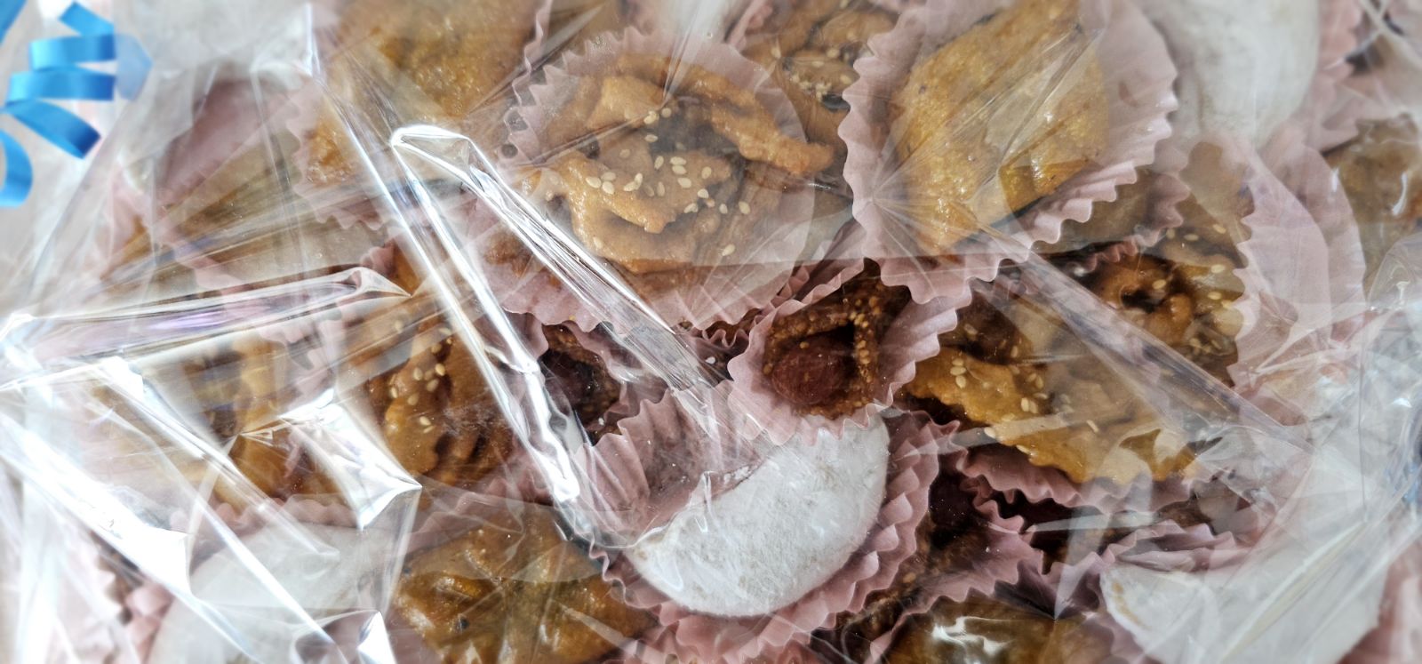 Plateau de Pâtisseries orientales comprenant des makrouts aux dattes, des cornes de gazelles, des babouches aux sésames et des griwich.